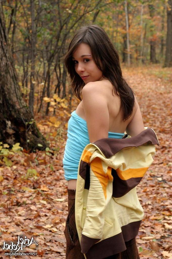15P Pictures of Ariel Rebel getting naked outside