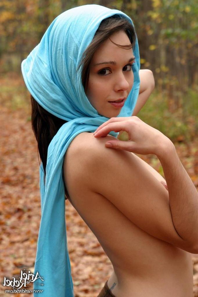 15P Pictures of Ariel Rebel getting naked outside