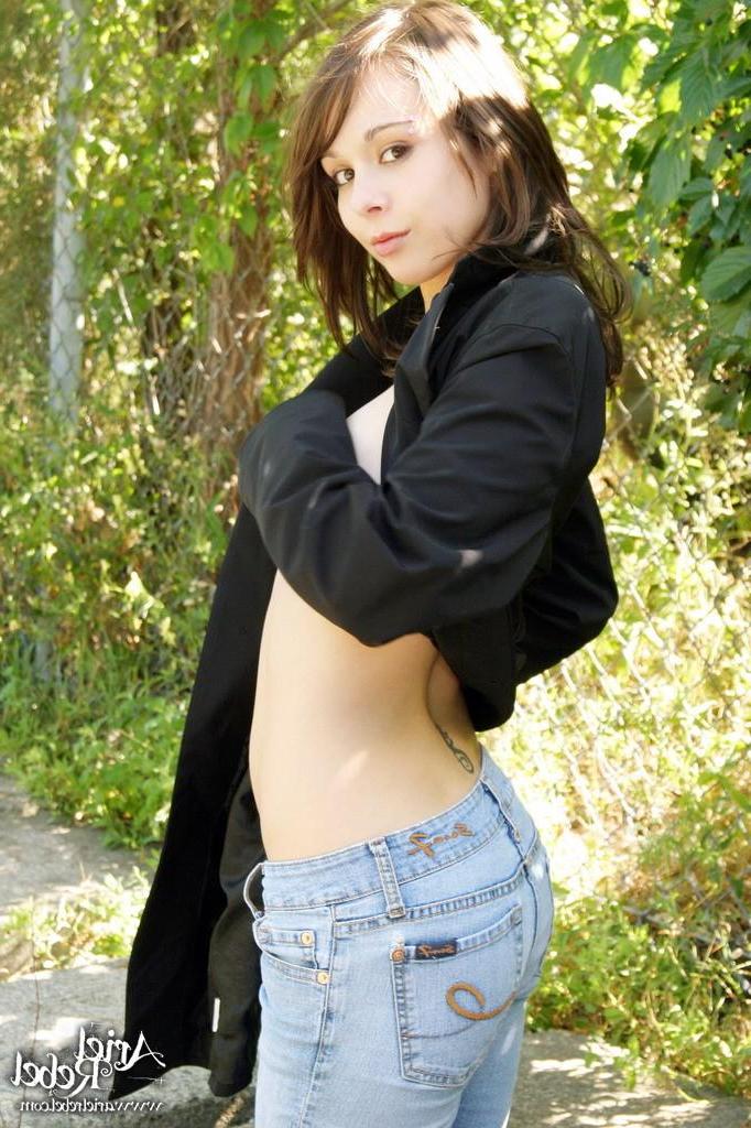 15P Pictures of Ariel Rebel showing her pussy