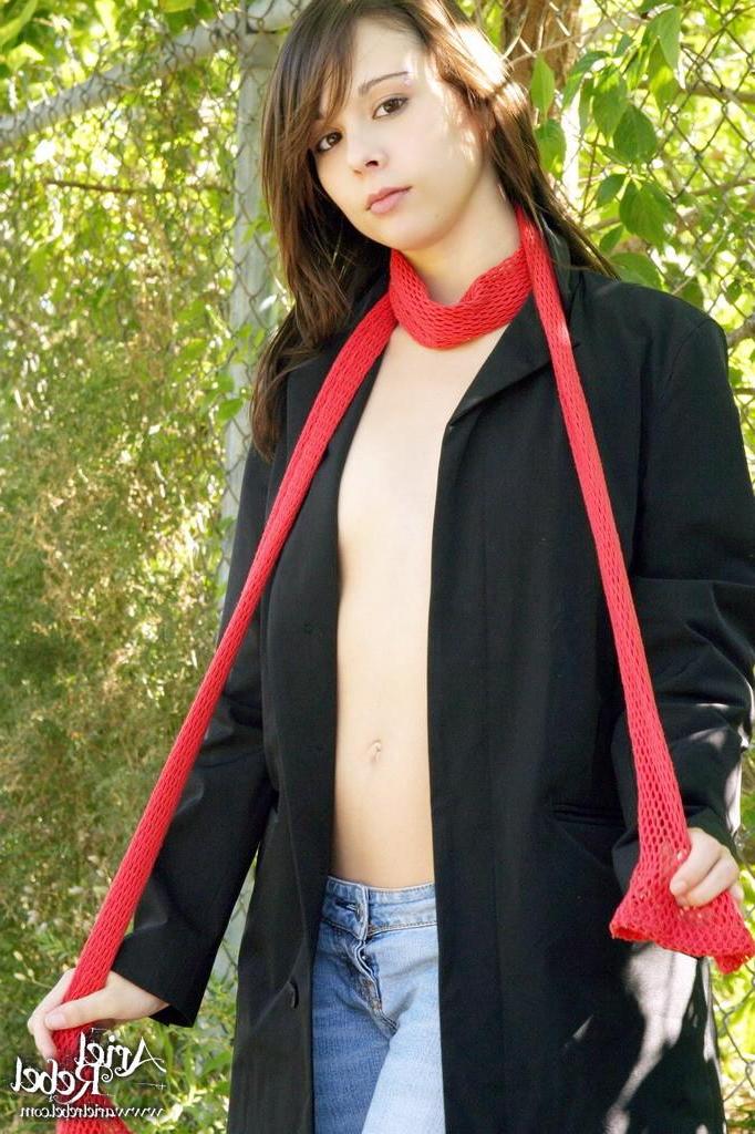 15P Pictures of Ariel Rebel showing her pussy