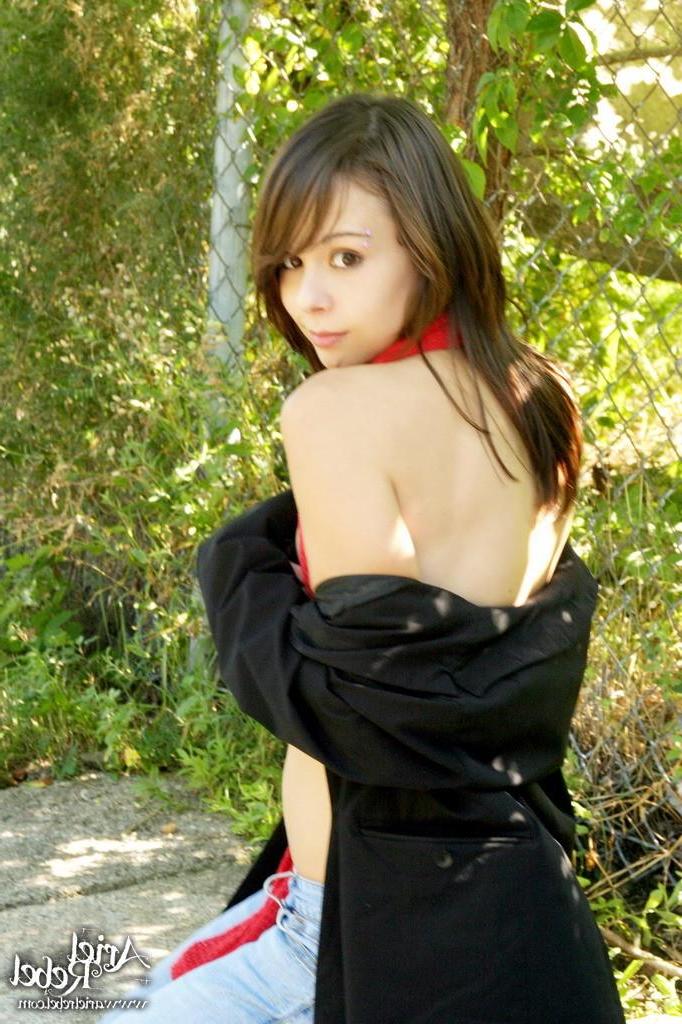 15P Pictures of Ariel Rebel showing her pussy