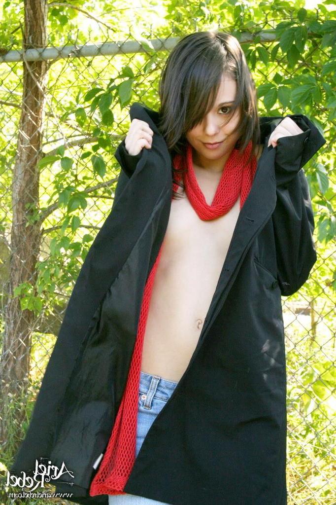 15P Pictures of Ariel Rebel showing her pussy