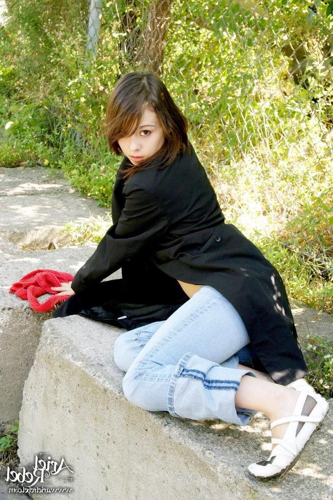 15P Pictures of Ariel Rebel showing her pussy