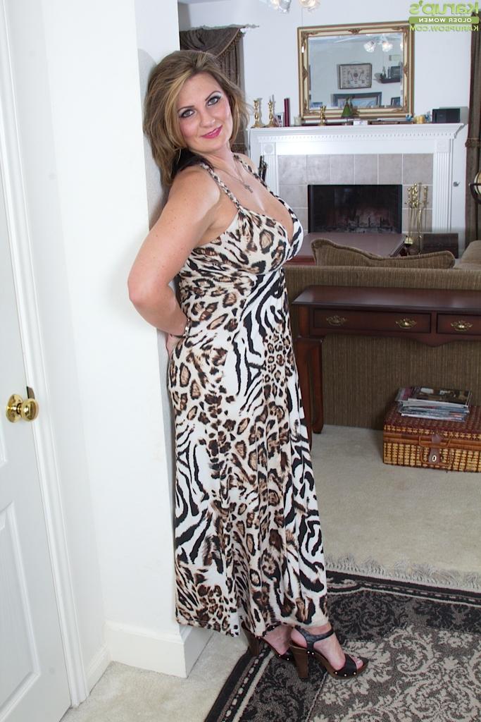 16P Little-bit fatty milf Cherrie Dixon shows off her natural boobies