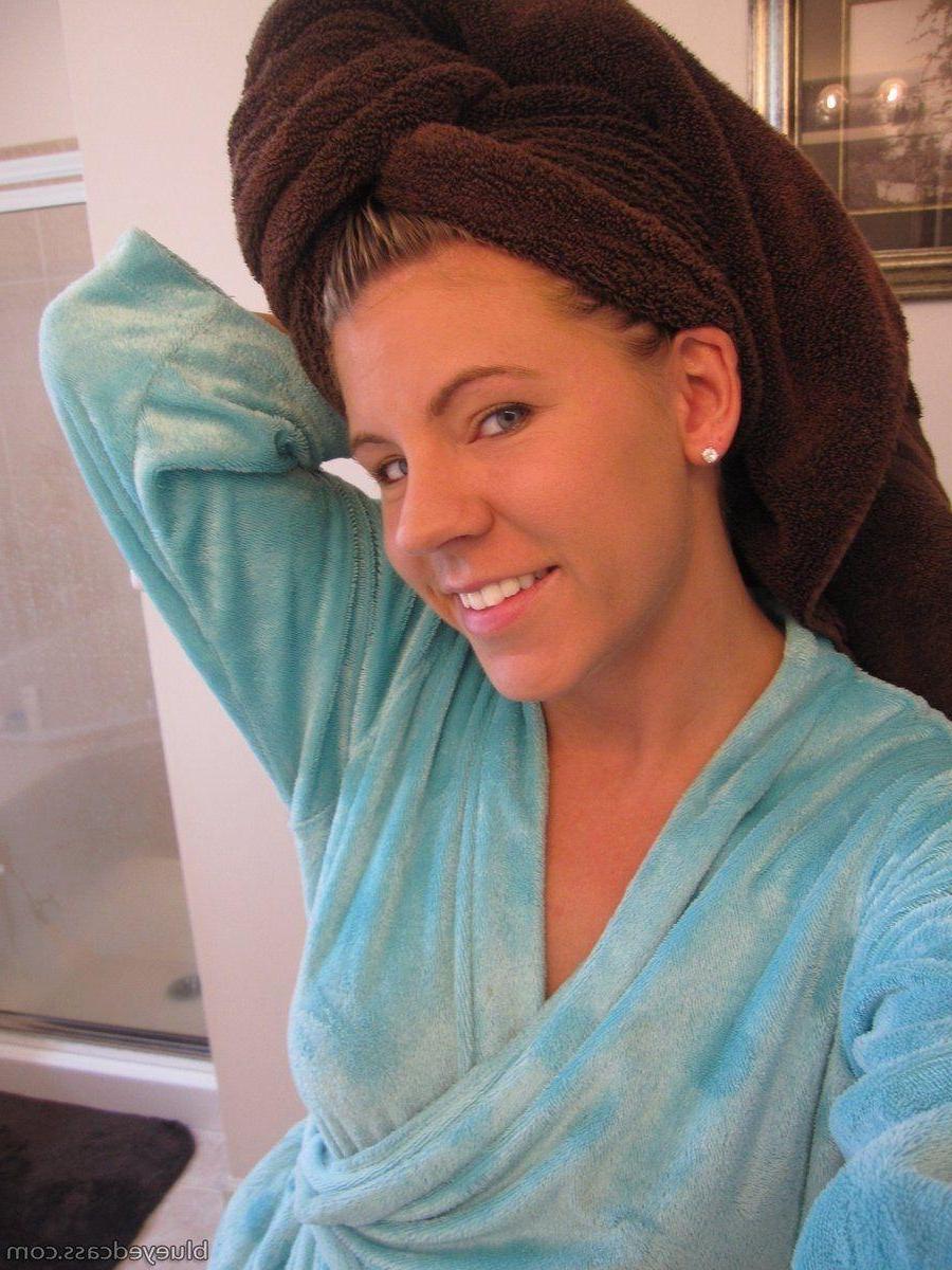 15P Pictures of teen babe Blueyed Cass taking hot pics of herself