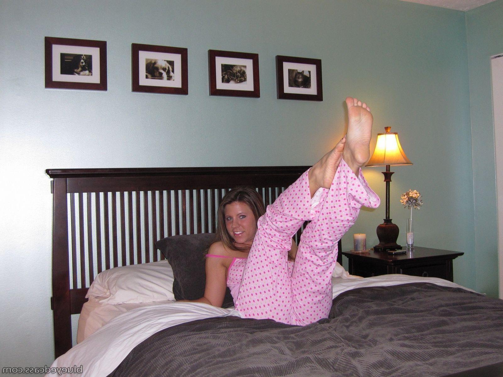 20P Pictures of Blueyed Cass taking hot pics of herself in bed