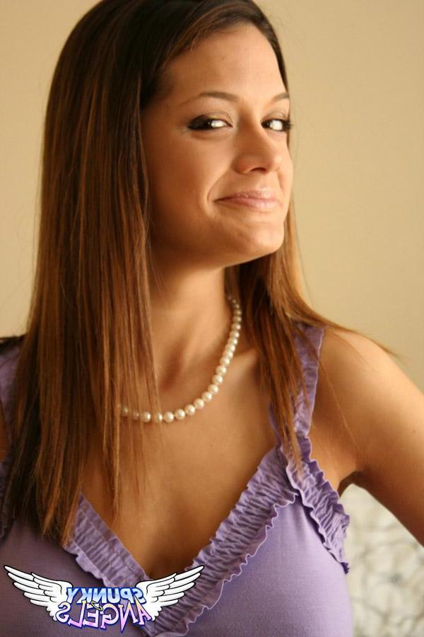 20P Pictures of hot teen model Brittany Maree teasing in bed
