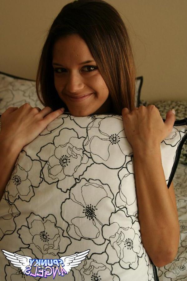 20P Pictures of hot teen model Brittany Maree teasing in bed