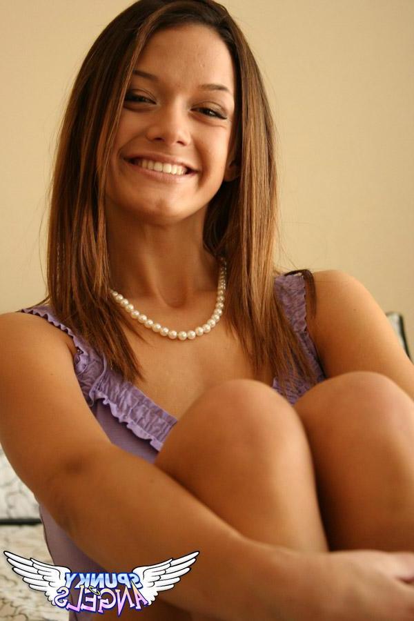 20P Pictures of hot teen model Brittany Maree teasing in bed