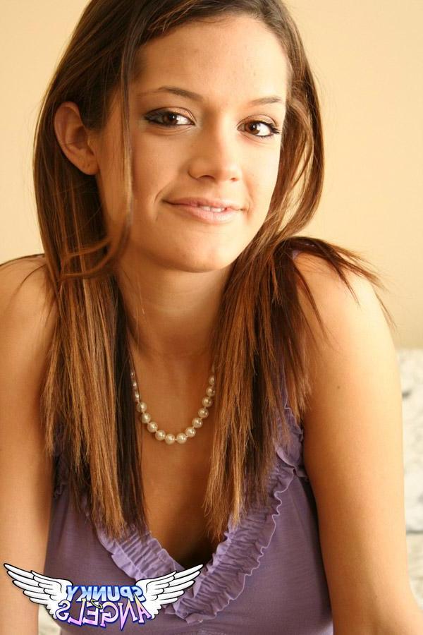 20P Pictures of hot teen model Brittany Maree teasing in bed
