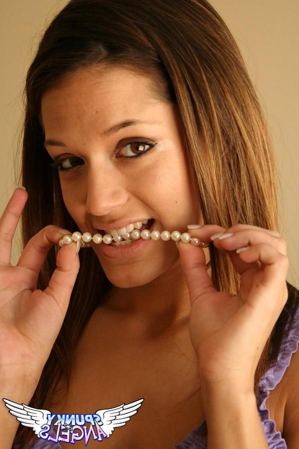 20P Pictures of hot teen model Brittany Maree teasing in bed