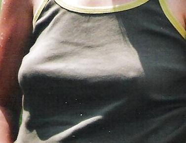 7P Moms cleavage and braless