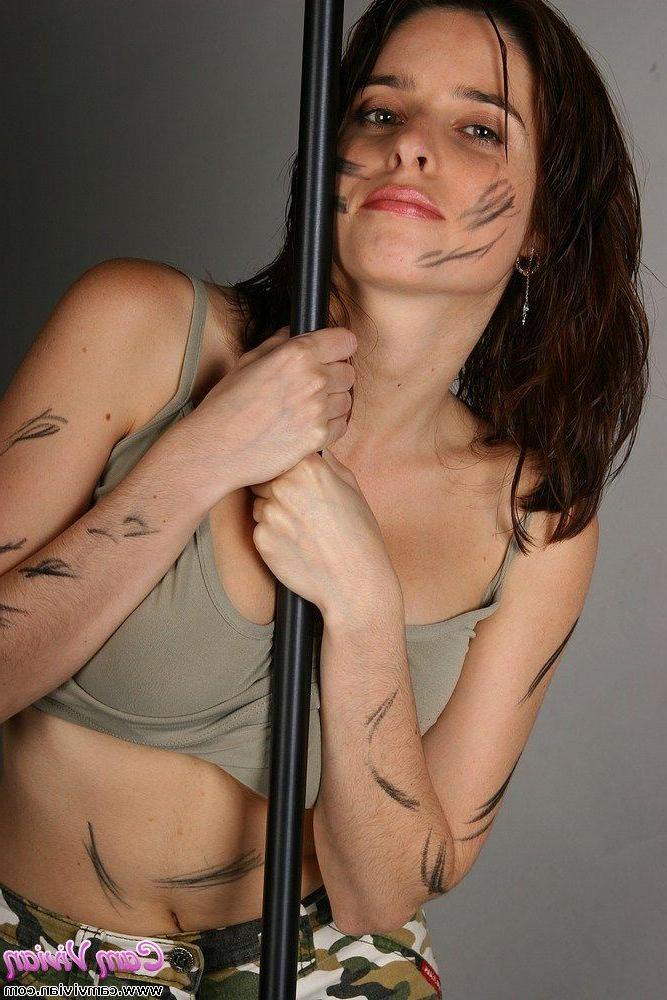 16P Pictures of Cam Vivian playing with her pussy in camo