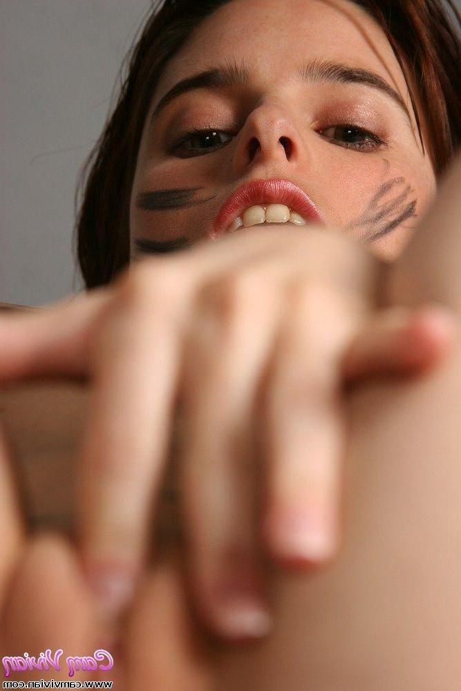 16P Pictures of Cam Vivian playing with her pussy in camo
