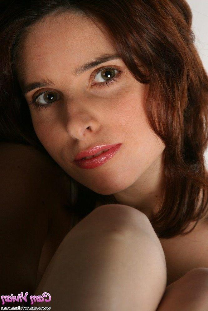 16P Pictures of Cam Vivian enjoying her pussy