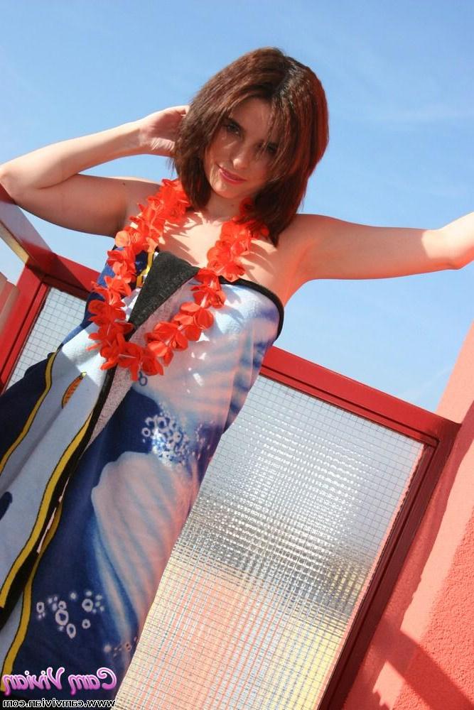19P Pictures of teen chick Cam Vivian giving you Hawaiian style porn