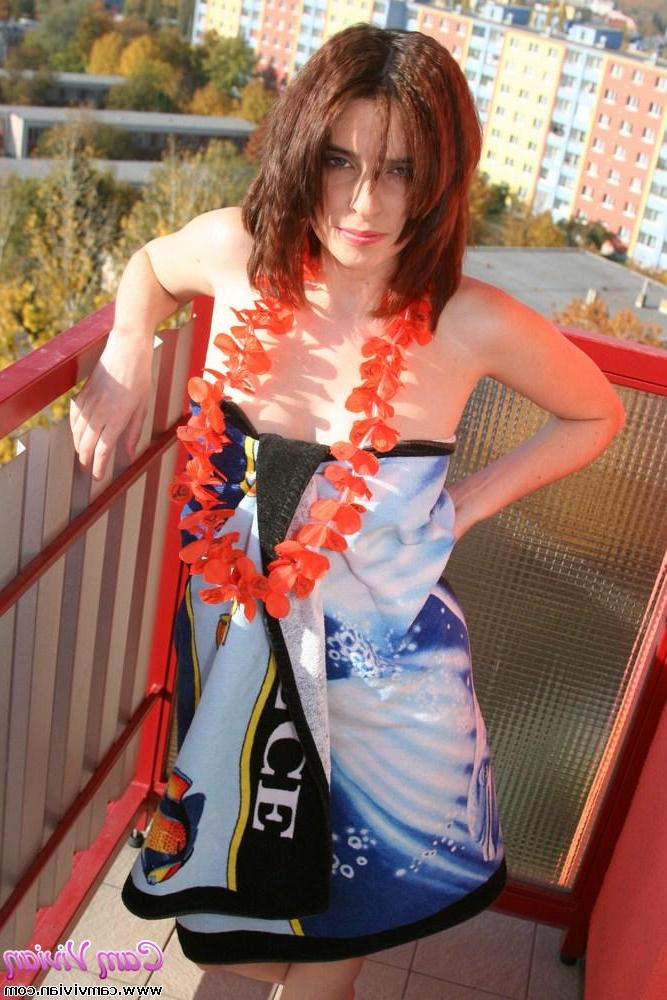 16P Pictures of Cam Vivian ready to fuck Hawaiian style