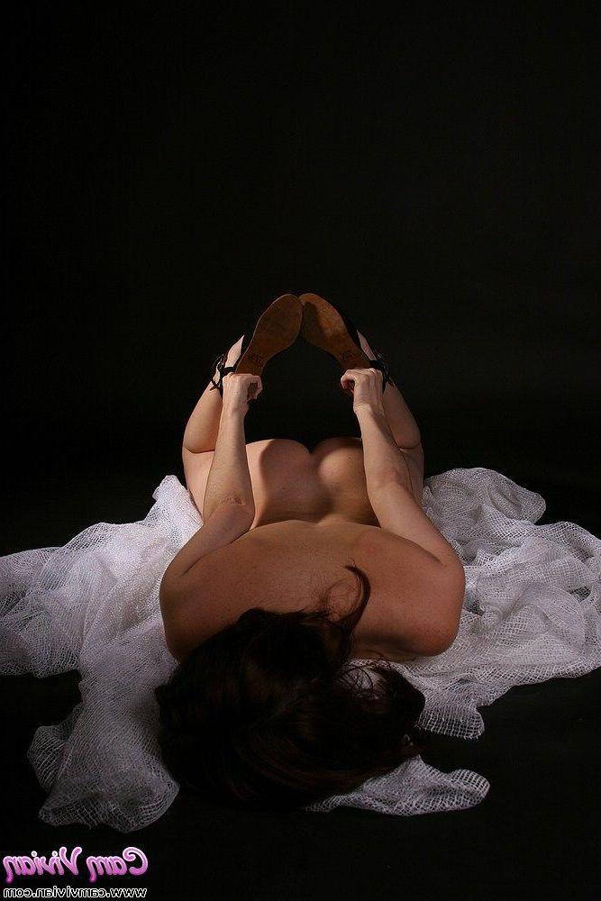 16P Pictures of teen cutie Cam Vivian naked and spreading for your cock