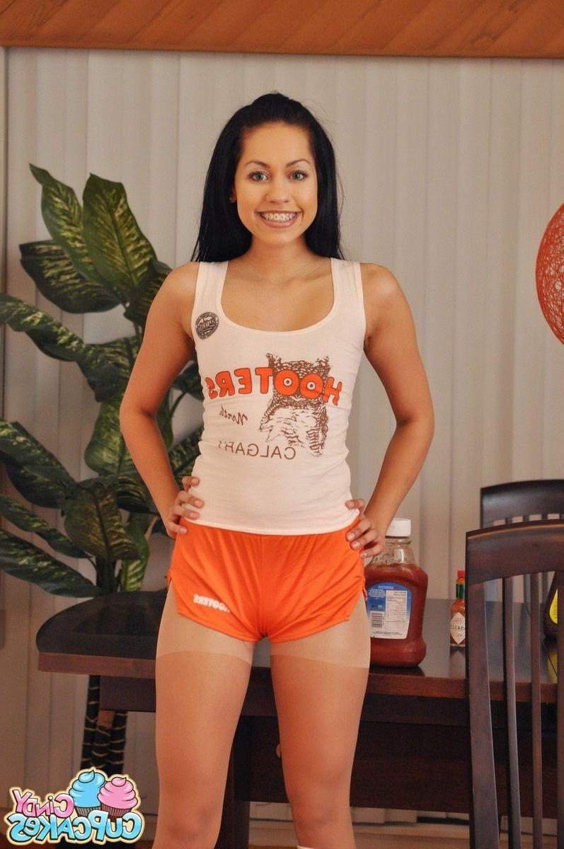 20P Pictures of teen Cindy Cupcakes fresh off the shift at Hooters