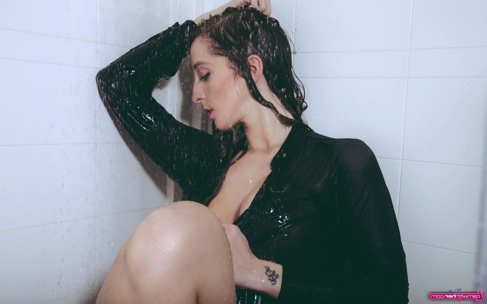 12P Courtney Shane shares her sexy hotel escapade