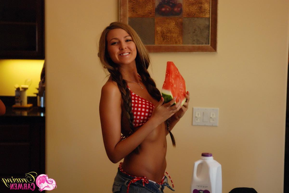 20P Pictures of Craving Carmen taking pics of her super tight body