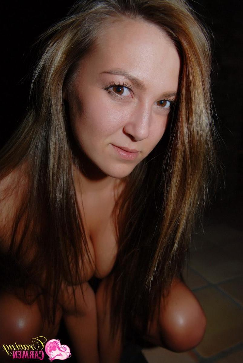20P Pictures of Craving Carmen taking pics of her super tight body