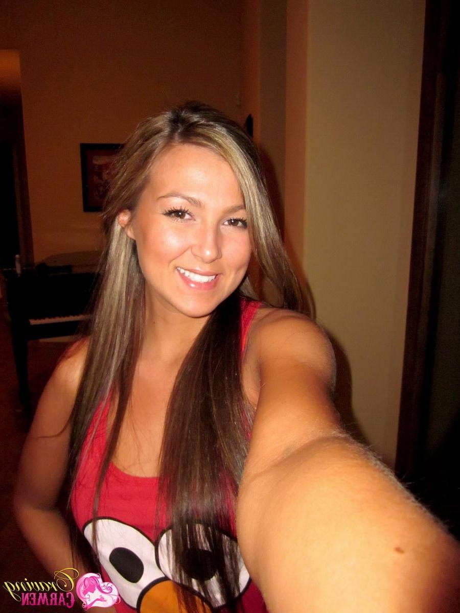 20P Pictures of Craving Carmen taking pics of her super tight body