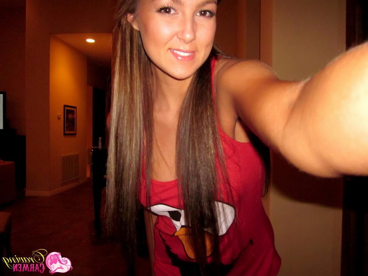 20P Pictures of Craving Carmen taking pics of her super tight body