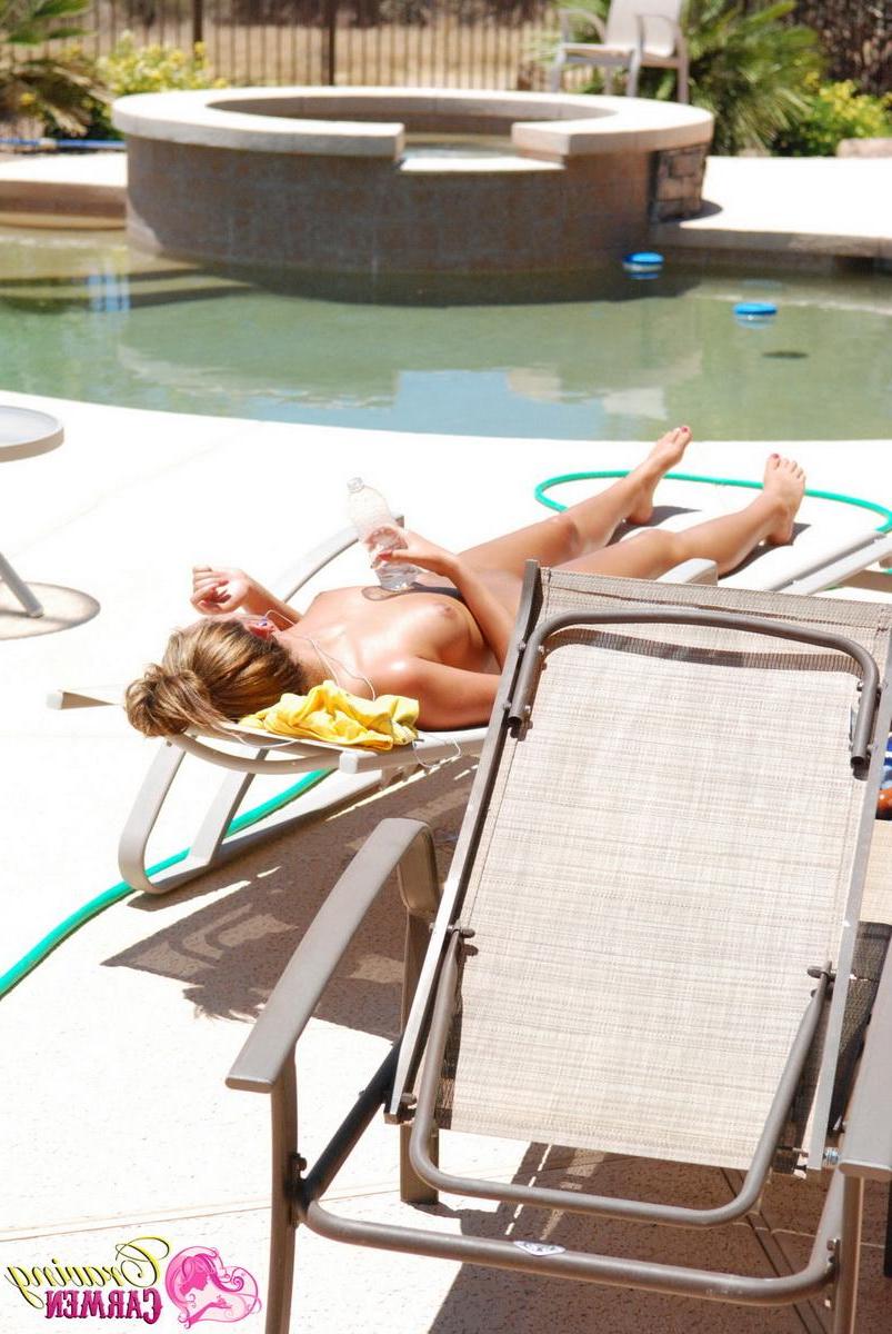 20P Pictures of Craving Carmen caught tanning in the nude