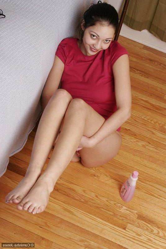 20P Pictures of teen Cumisha Jones getting naked and bending over
