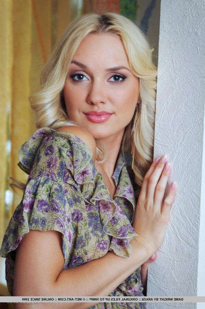 18P Pictures of hot blonde teen Dame Wright showing her incredible naked body