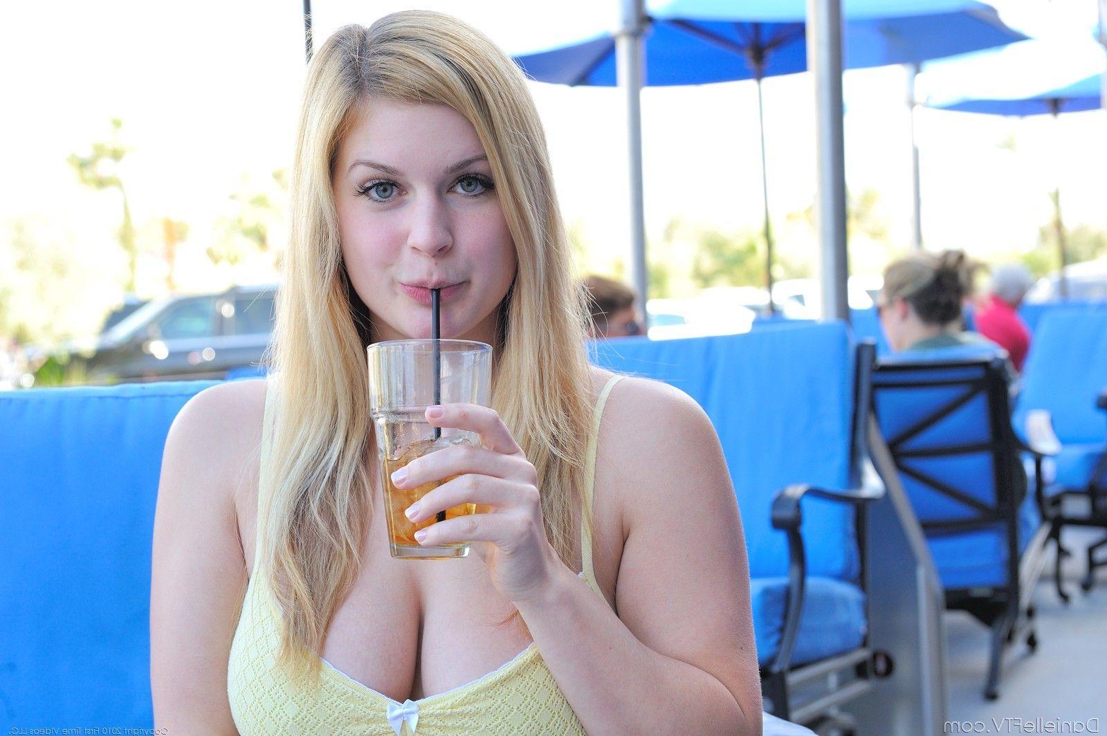 15P Pictures of teen Danielle FTV completely naked from head to toe outside