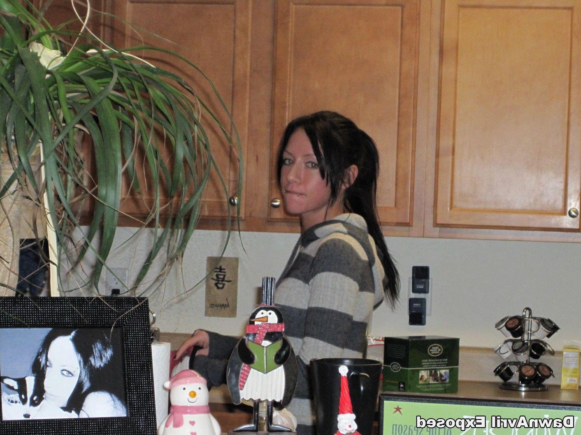 15P Pictures of Dawn Avril in her hot candid gf pics