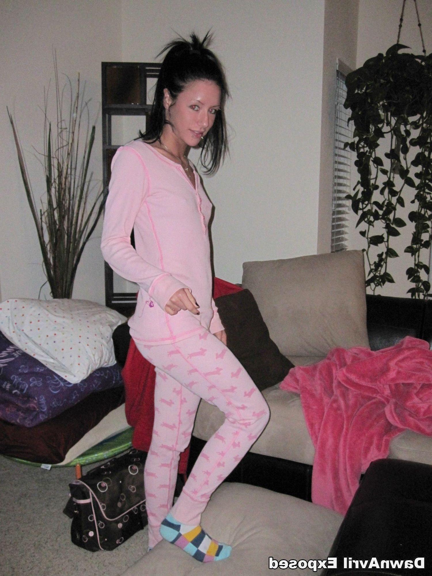 15P Pictures of Dawn Avril in her hot candid gf pics
