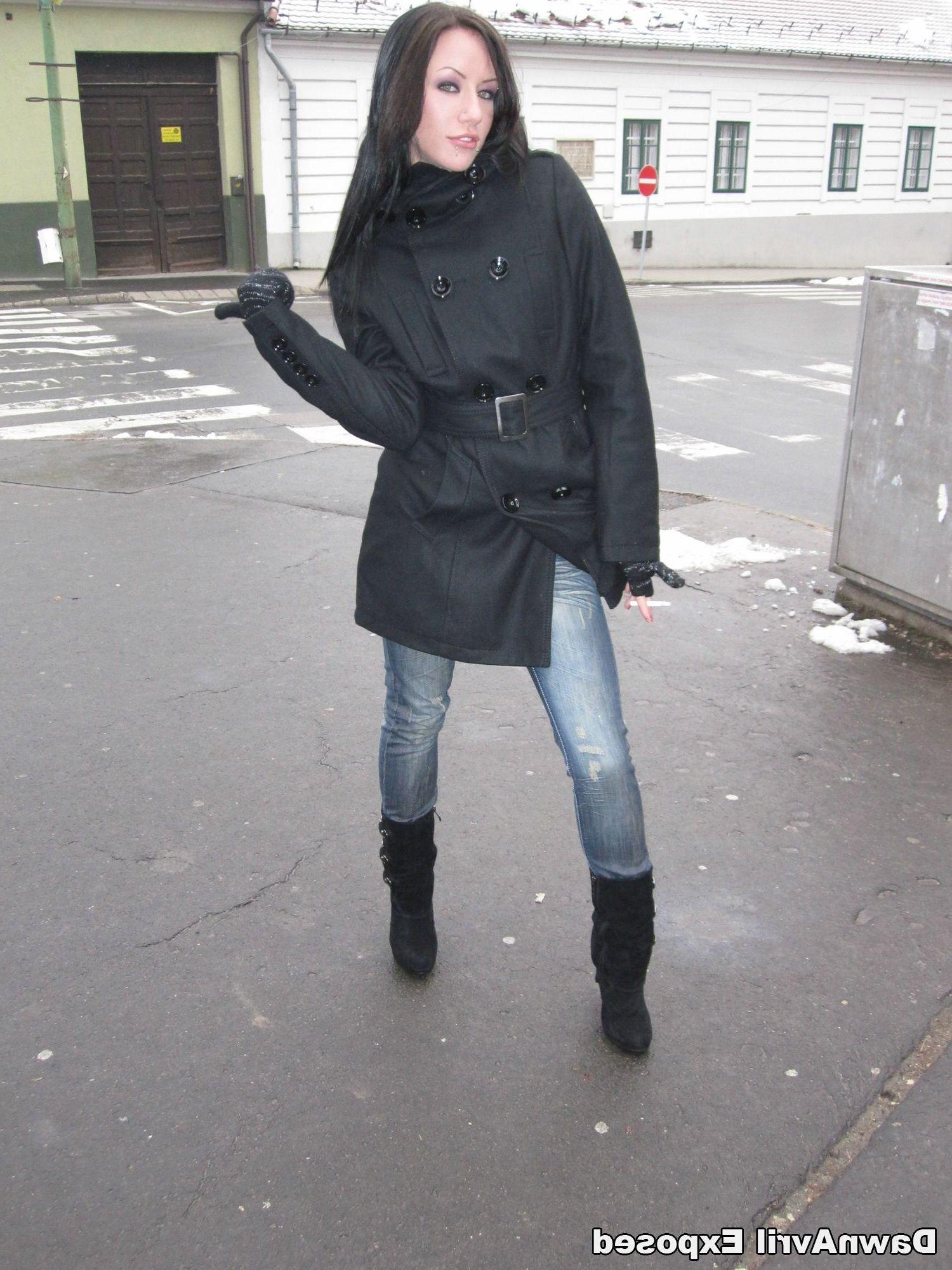 15P Pictures of Dawn Avril in her hot candid gf pics