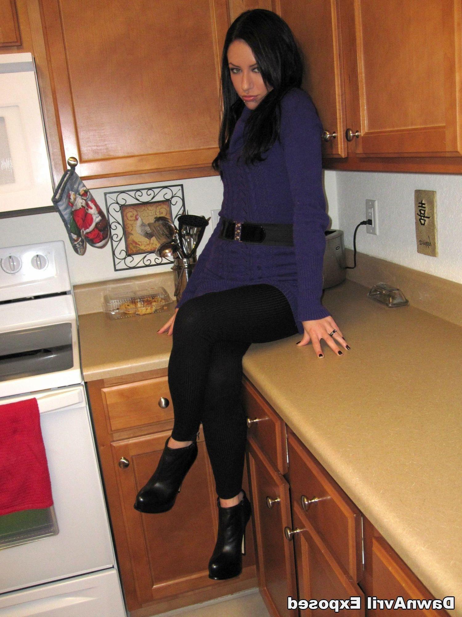 12P Pictures of Dawn Avril showing her hot candid gf pics
