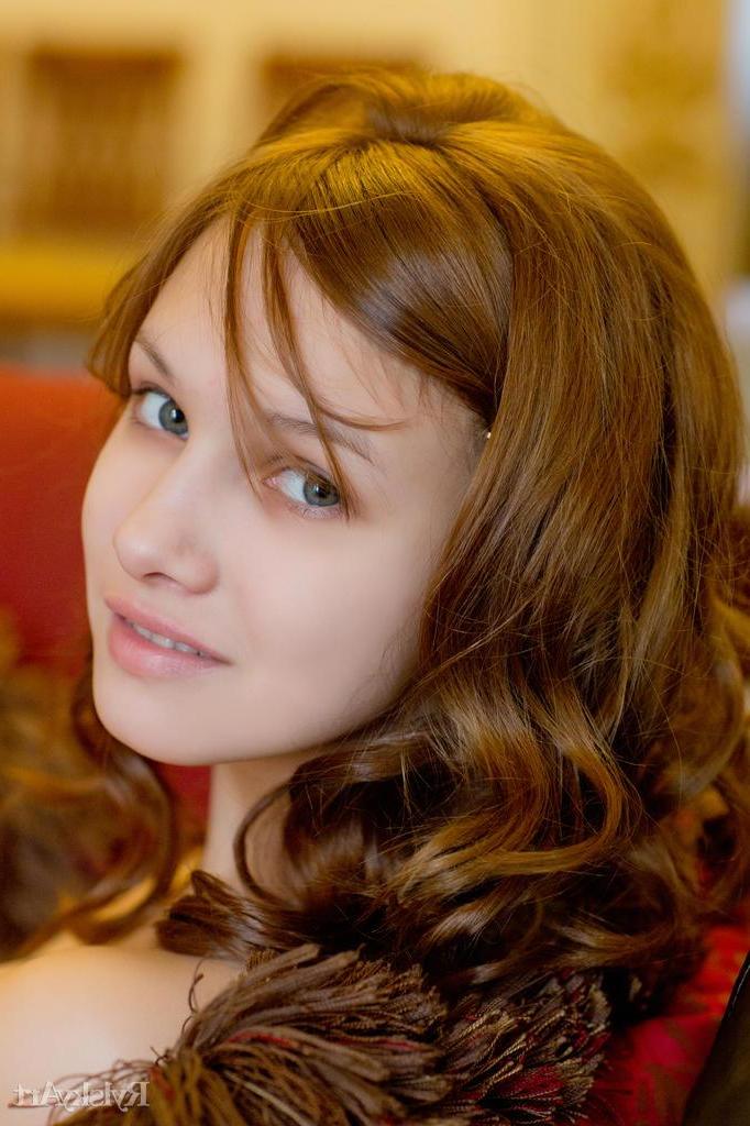 16P Amateur girl Demetra shows you her nude body at home