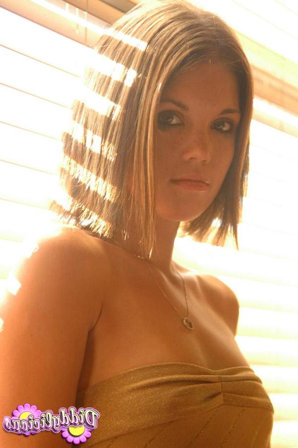 12P Hot teen Diddy glows for you in the sun
