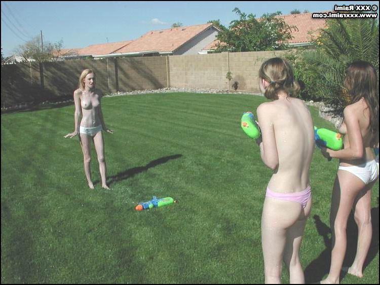 15P 4 hot lesbians nude outside
