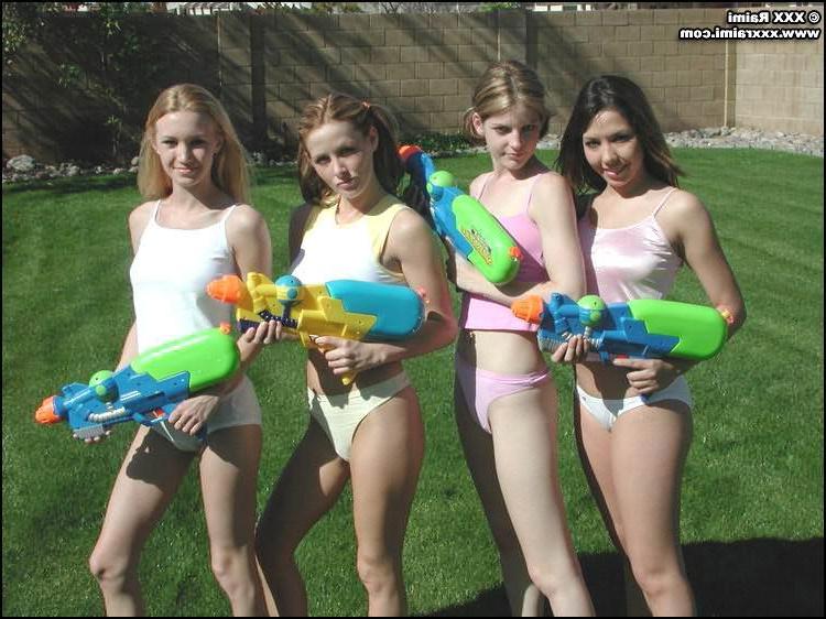 15P 4 hot lesbians nude outside