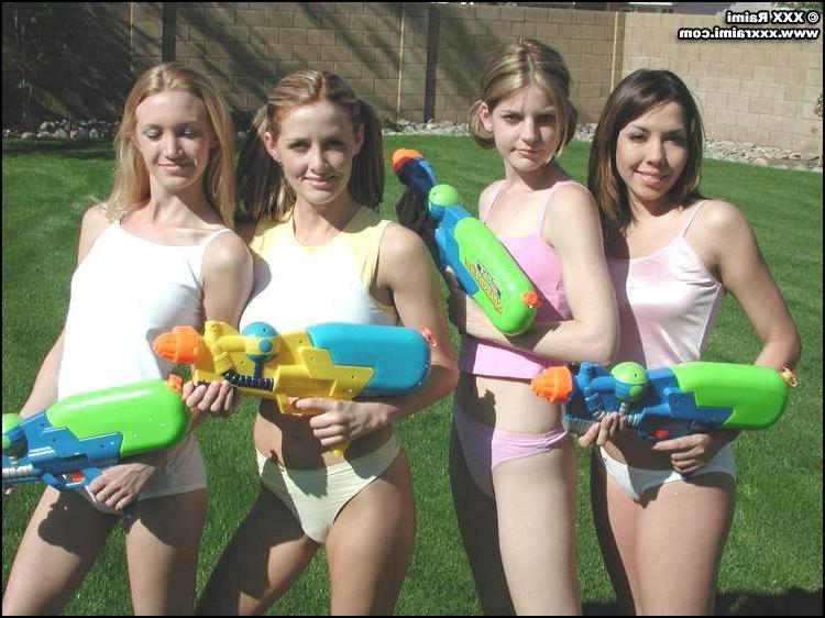 15P 4 hot lesbians nude outside