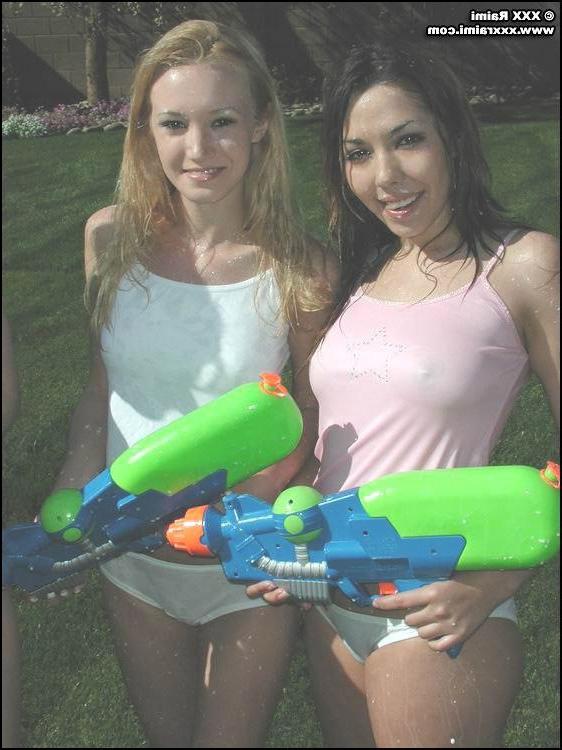 15P 4 hot lesbians nude outside