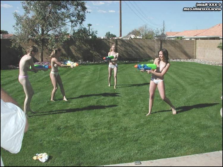 15P 4 hot lesbians nude outside