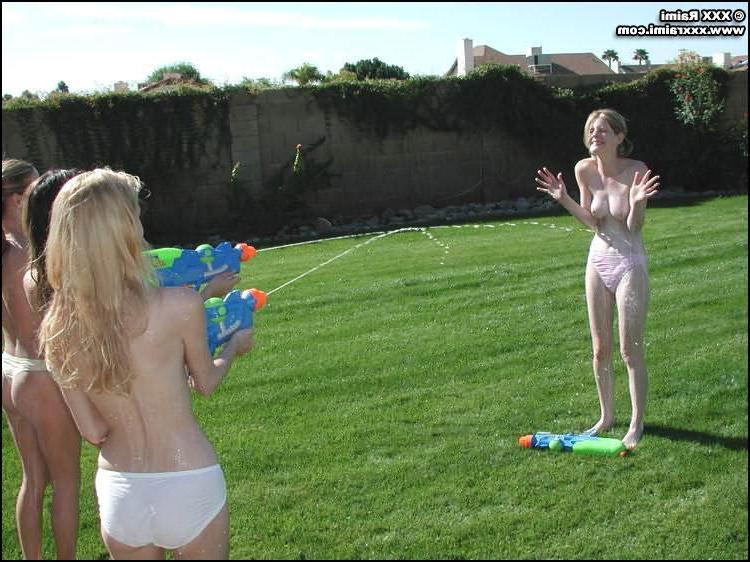 15P 4 hot lesbians nude outside