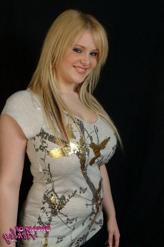 16P Pictures of Dream Of Ashley showing her huge tits