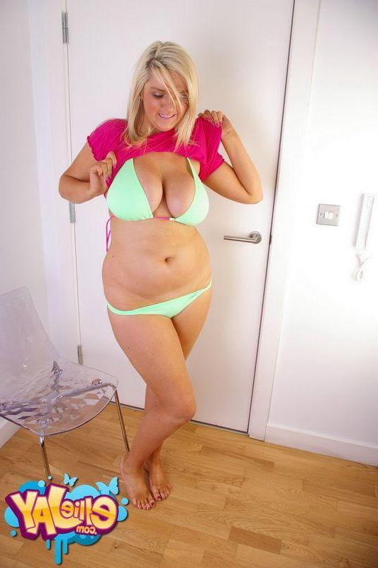 14P Pictures of teen Ellie Jay showing her big hot boobies