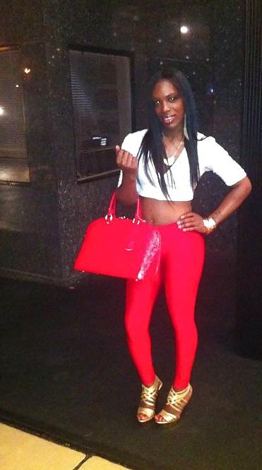 4P Shemale in leggings