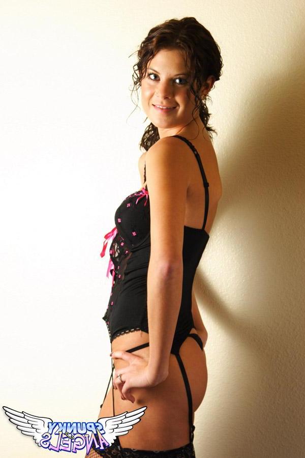 20P Pictures of a super hot teen in sexy lingerie