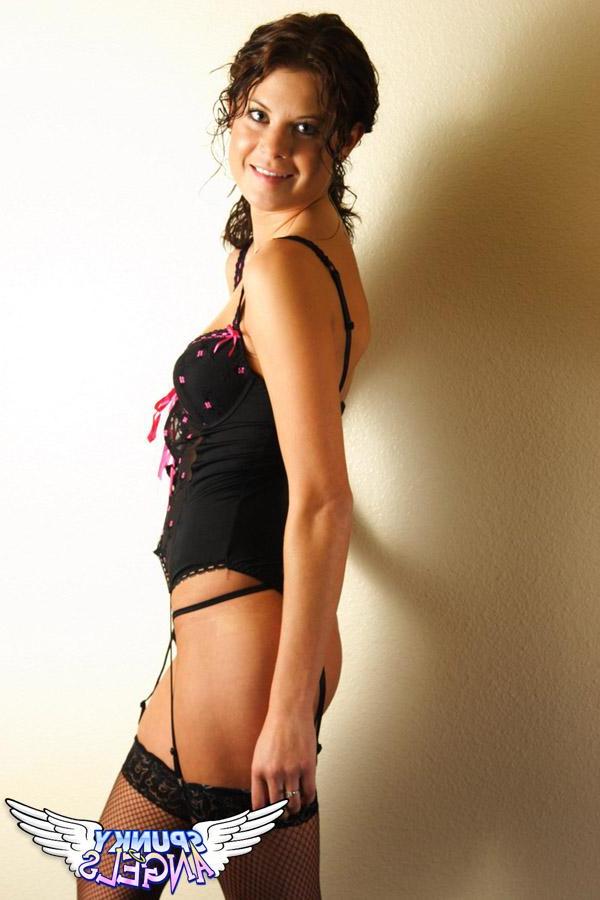20P Pictures of a super hot teen in sexy lingerie