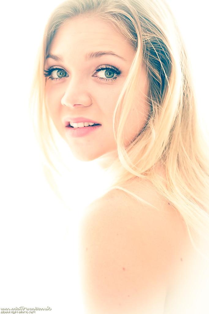 16P Babe with hairy cootch Jessie Andrews wiggles her perfect ass